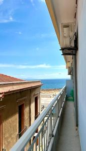 een balkon met uitzicht op de oceaan bij Bella Vista Apartment in Chios