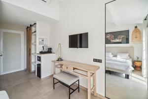 TV a/nebo společenská místnost v ubytování Hôtel La Nartelle