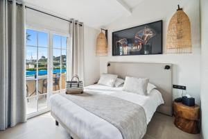 Postel nebo postele na pokoji v ubytování Hôtel La Nartelle