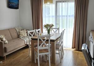 uma sala de estar com uma mesa e um sofá em Pod kamieniem em Trzebiel