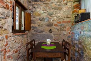 ein Holztisch mit einer Vase darauf in der Unterkunft Il Mosaico - Bilocale - 1 camera da letto - 1 bagno - soggiorno cucina - in zona esclusiva in Castellammare di Velia + 14 Fotos