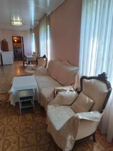 Prostor za sedenje u objektu Guest House in Zhabeshi Lali