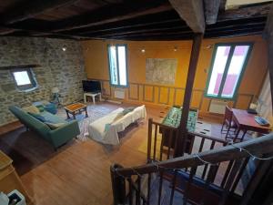 Svetainės erdvė apgyvendinimo įstaigoje Gîte Groupe La Farigoule à Siguer