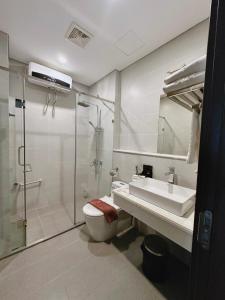 y baño con ducha, aseo y lavamanos. en Queen Hotel Hoàng Gia en Thái Nguyên