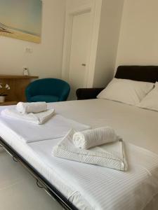 Giường trong phòng chung tại Brela - room for two