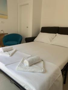 Giường trong phòng chung tại Brela - room for two