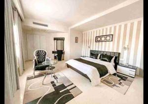 sypialnia z łóżkiem, stołem i krzesłem w obiekcie Hammamet Serail w Hammamet