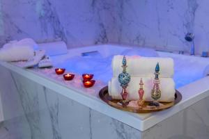 ein Tisch mit Kuchen und Kerzen in einer Badewanne in der Unterkunft LUXXLOFT Luxusapartments Wetzlar in Wetzlar + 34 Fotos