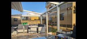 旧瓦马La Dudu的建筑物上的带椅子和桌子的阳台