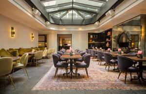 een restaurant met tafels en stoelen in een kamer bij The Nikolai Hamburg - Leonardo Limited Edition in Hamburg