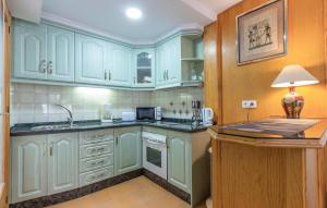 Kuchyň nebo kuchyňský kout v ubytování 2 Bedroom Awesome Home In Santa Pola