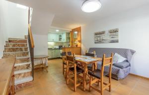 Kuchyň nebo kuchyňský kout v ubytování 2 Bedroom Awesome Home In Santa Pola