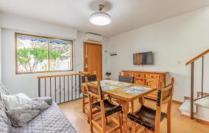 TV a/nebo společenská místnost v ubytování 2 Bedroom Awesome Home In Santa Pola + 15 fotografií