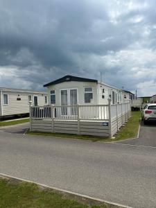 a row of mobile homes in a parking lot at New beach holiday park in Dymchurch