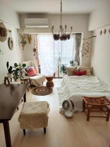 LyLy Homestay في Dien Bien Phu: غرفة نوم بسرير كبير وغرفة معيشة