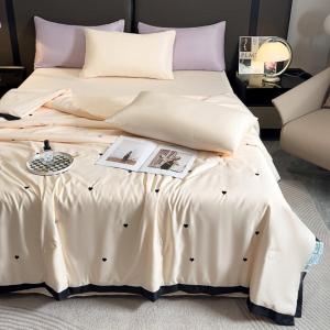1 cama con edredón y almohadas blancos en LyLy Homestay en Dien Bien Phu