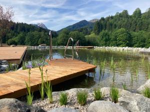 een houten steiger in het midden van een meer bij Gasthof Skirast in Kirchberg in Tirol