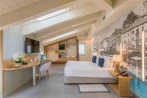 科莫Avenue Boutique Hotel的房间里有一张床和一张书桌的卧室