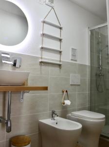 パラーウにあるSEA LA VIE - Holiday Homeの洗面台とトイレ付きのバスルーム +19枚の写真