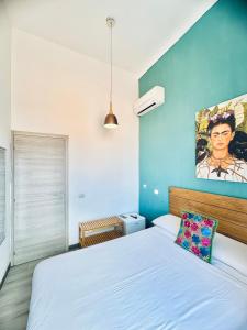 馬達萊納的住宿－La Siesta，卧室配有白色的床和蓝色的墙壁