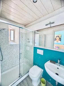 een badkamer met een toilet, een douche en een wastafel bij La Siesta in La Maddalena