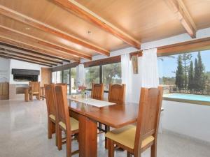 a dining room with a wooden table and chairs at Ca sa Padrina in Colonia Sant Jordi