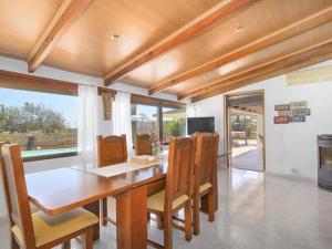 a dining room with a wooden table and chairs at Ca sa Padrina in Colonia Sant Jordi