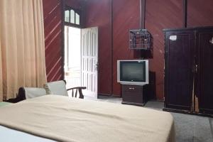 Μια τηλεόραση ή/και κέντρο ψυχαγωγίας στο Hotel Pantai Panjang Bengkulu RedPartner