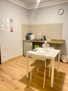 A kitchen or kitchenette at Chelay studios Még 37 kép