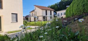 een tuin met bloemen voor een huis bij Wonderful cozy apartment very well located in Gross Gurmels