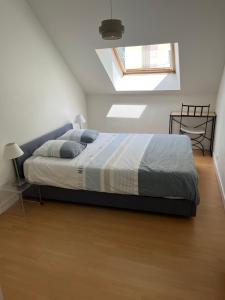 Un pat sau paturi într-o cameră la Le Loft, l'annexe