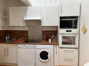 Kuchyň nebo kuchyňský kout v ubytování Le Loft, l'annexe
