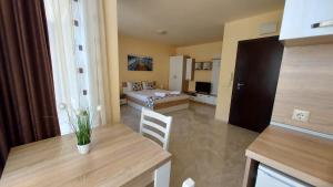 een kamer met een eettafel en een woonkamer bij Olympia Beach Complex in Ravda
