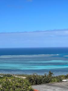 uitzicht op de oceaan vanaf een strand bij Ô Bercail du Sud chez Jeannette in Rodrigues Island
