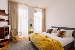 - une chambre avec un lit doté d'une couverture jaune dans l'établissement Résidence Capitale - City Center, à Bruxelles