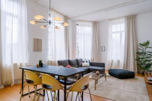 - un salon avec une table et un canapé dans l'établissement Résidence Capitale - City Center, à Bruxelles