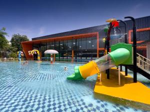 - une piscine avec un parc aquatique doté d'un toboggan dans l'établissement Rawayana Central Park Villas, à Rawai Beach