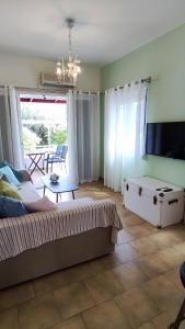 A television and/or entertainment centre at Leodi Place
