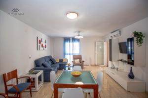 salon z niebieską kanapą i stołem w obiekcie Fuerte Apartment Great Location w mieście La Herradura