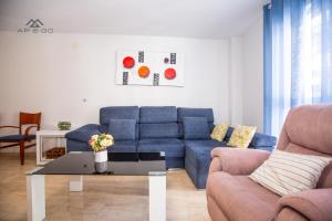 salon z niebieską kanapą i stołem w obiekcie Fuerte Apartment Great Location w mieście La Herradura