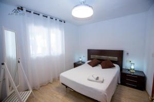 sypialnia z białym łóżkiem i kamerą w obiekcie Fuerte Apartment Great Location w mieście La Herradura +30 zdjęć