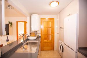 kuchnia ze zlewem i lodówką w obiekcie Fuerte Apartment Great Location w mieście La Herradura