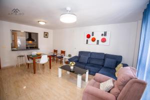 salon z niebieską kanapą i stołem w obiekcie Fuerte Apartment Great Location w mieście La Herradura