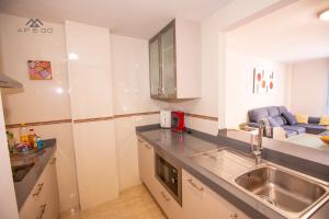 kuchnia ze zlewem i blatem w obiekcie Fuerte Apartment Great Location w mieście La Herradura