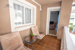 salon z 2 krzesłami, stołem i oknem w obiekcie Fuerte Apartment Great Location w mieście La Herradura