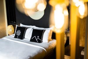 Ein Bett oder Betten in einem Zimmer der Unterkunft The Mangrove Phuket by Blu Monkey