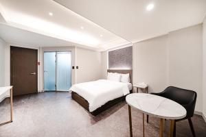 En eller flere senge i et værelse på Bundang Regency Hotel