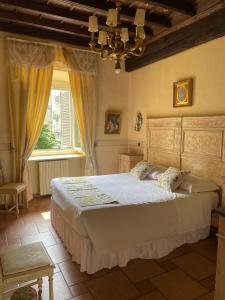 - une chambre avec un grand lit et une fenêtre dans l'établissement Ai Savoia B&B - Guest House, à Turin