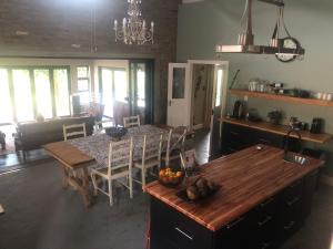 cocina y comedor con mesa y sillas en WaTa House in Felixton, en Richards Bay