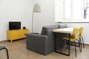a living room with a couch and a table at Torre Solana 41 in Cádiz